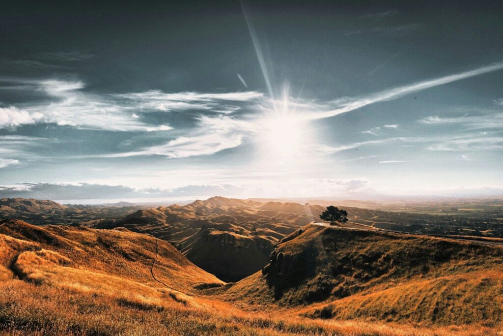 Atemberaubende Landschaft mit Sonnenuntergang und Fluss.