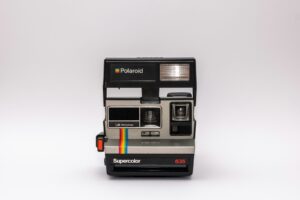 Lee más sobre el artículo La magia de las fotos Polaroid: Capturando recuerdos en la era digital