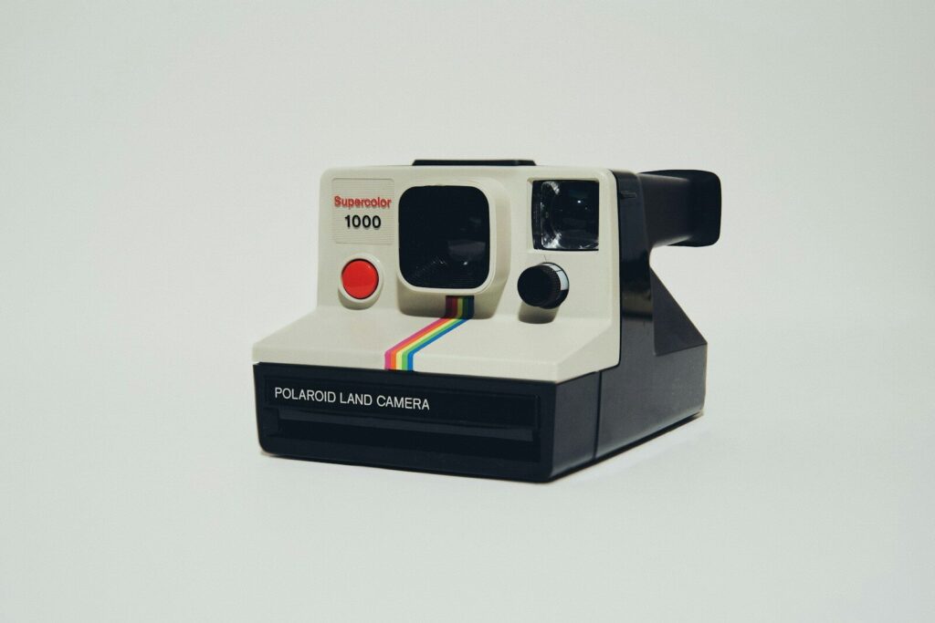 Una foto Polaroid con elementos nostálgicos.