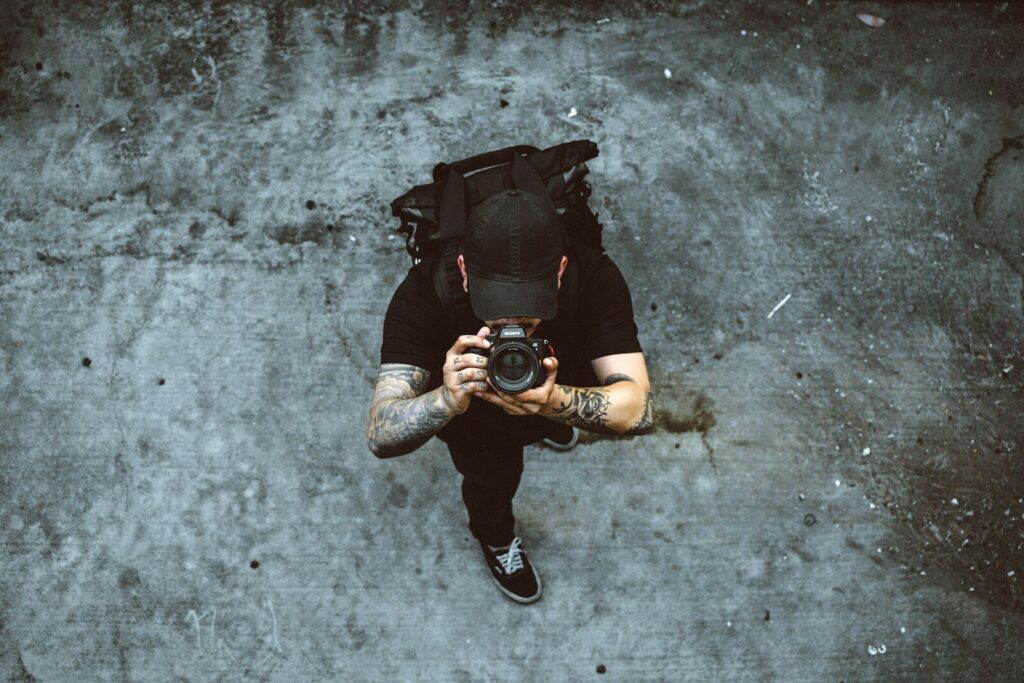 Fotografo professionista al lavoro all'aperto.