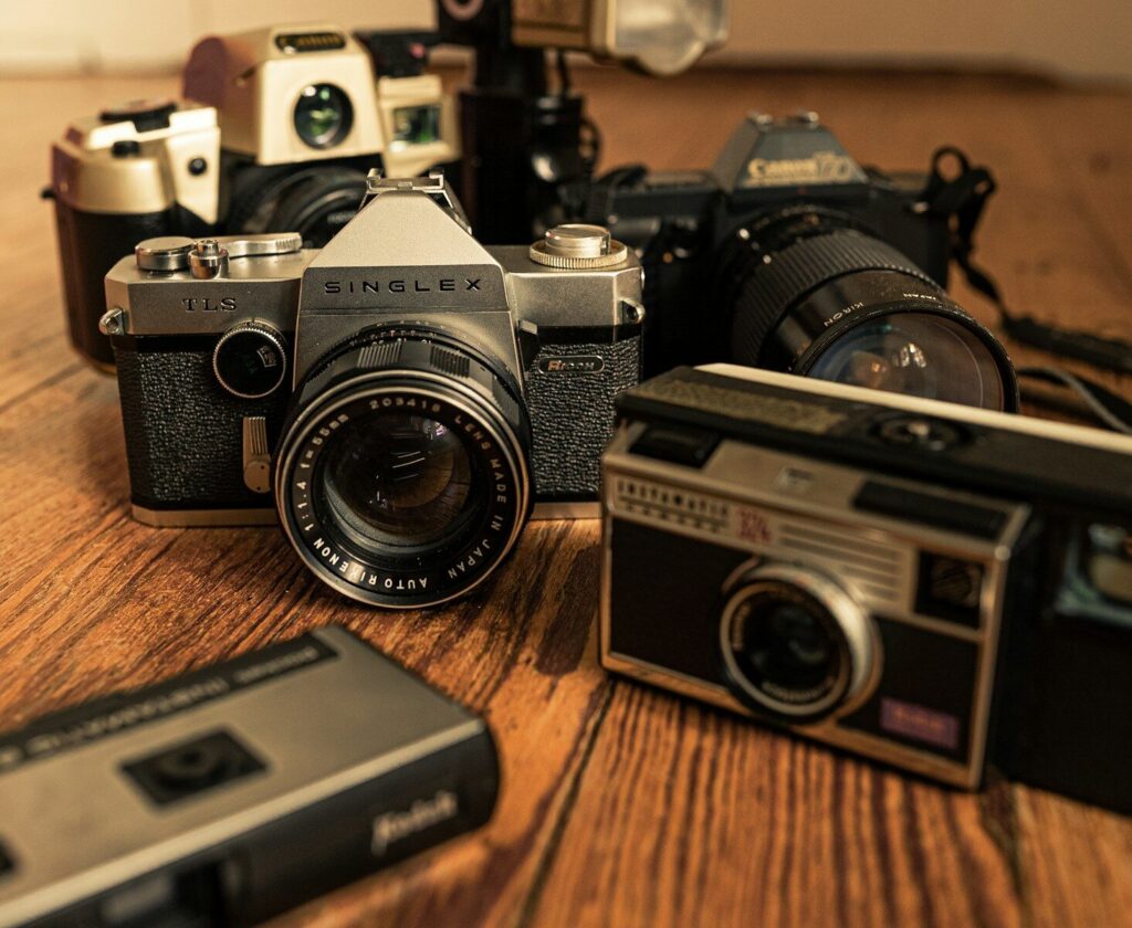 Sammlung klassischer Kameras im Vintage-Stil.