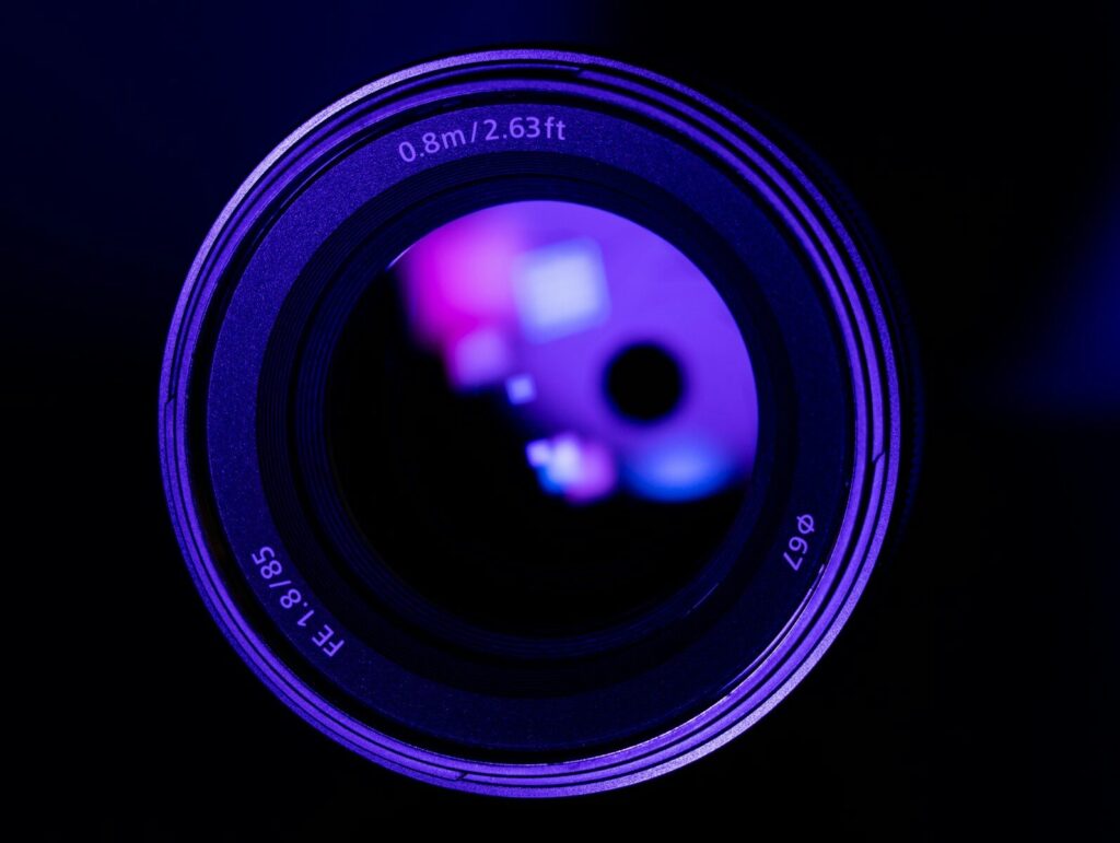 Sony FE 85mm f/1.4 GM Objektiv auf unscharfem Hintergrund.