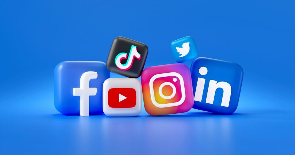 Social media e fotografia in un collage vivace.